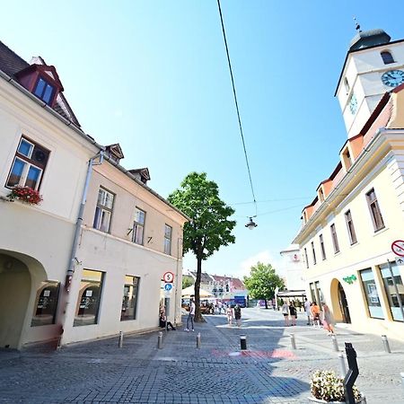 Lovely 2 Bedroom Apartment In Historic City Center Sibiu Esterno foto