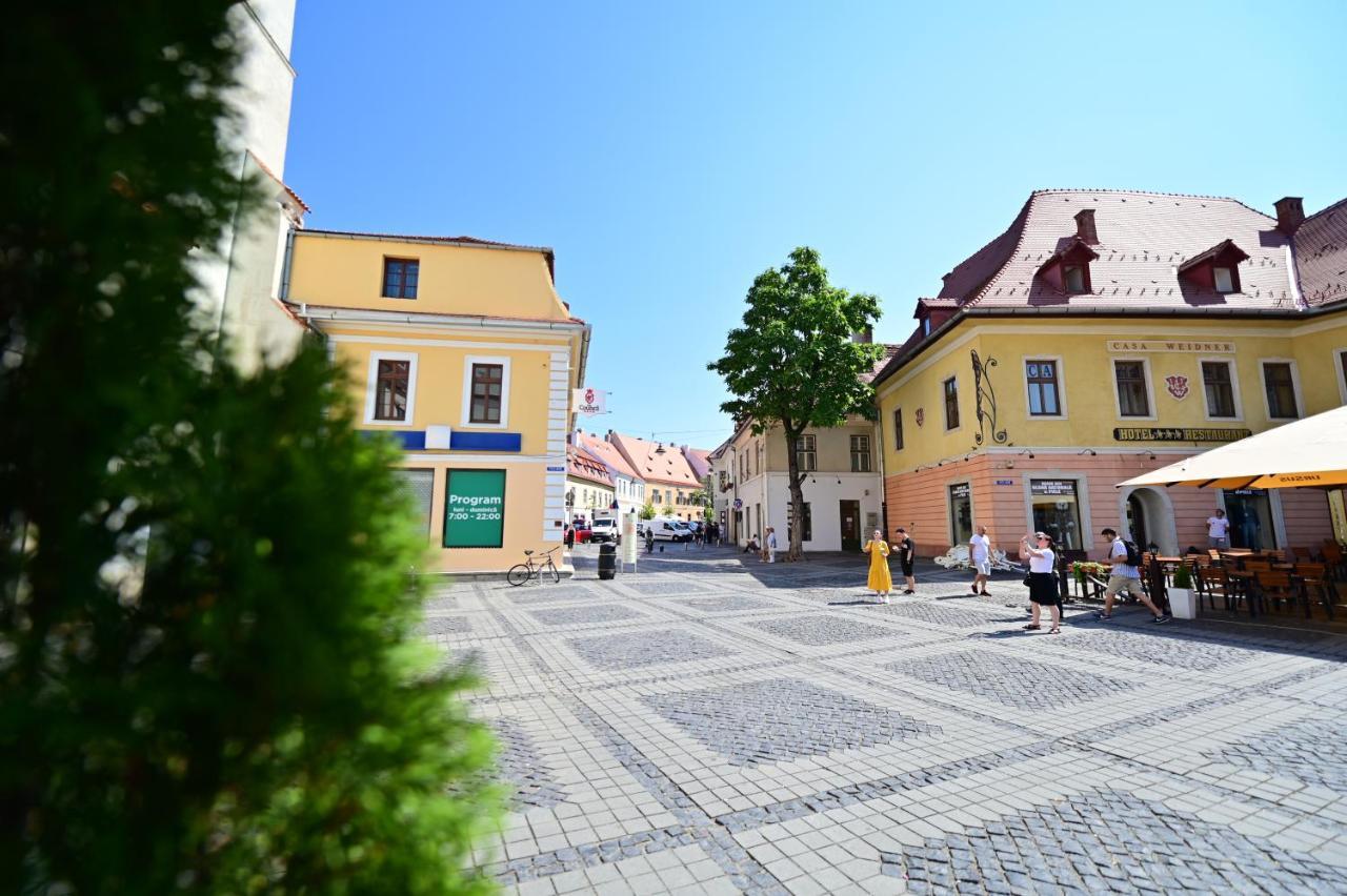 Lovely 2 Bedroom Apartment In Historic City Center Sibiu Esterno foto