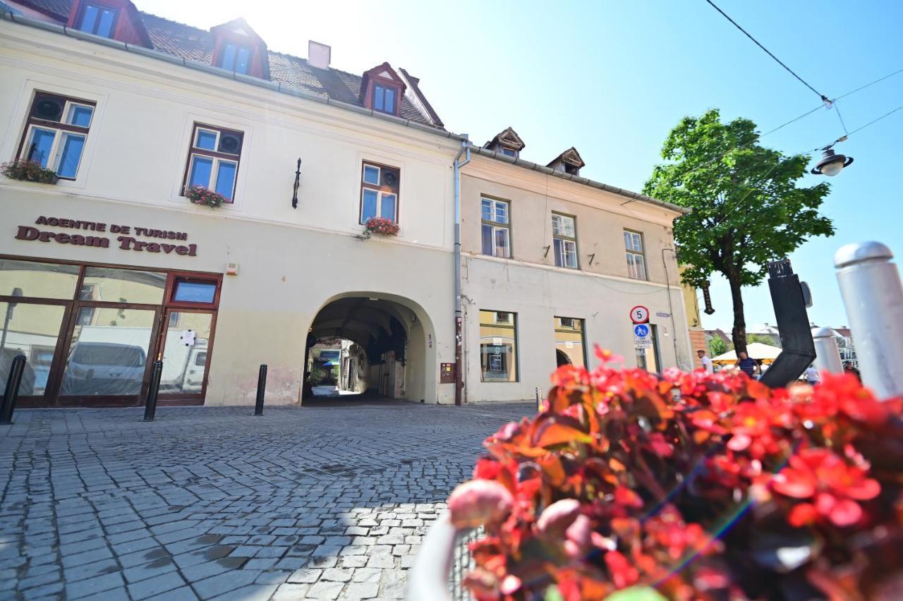 Lovely 2 Bedroom Apartment In Historic City Center Sibiu Esterno foto